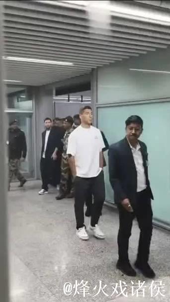 苏亚雷斯在那里闲逛，没有保镖，什么都没有，就像在自己的家乡一样！